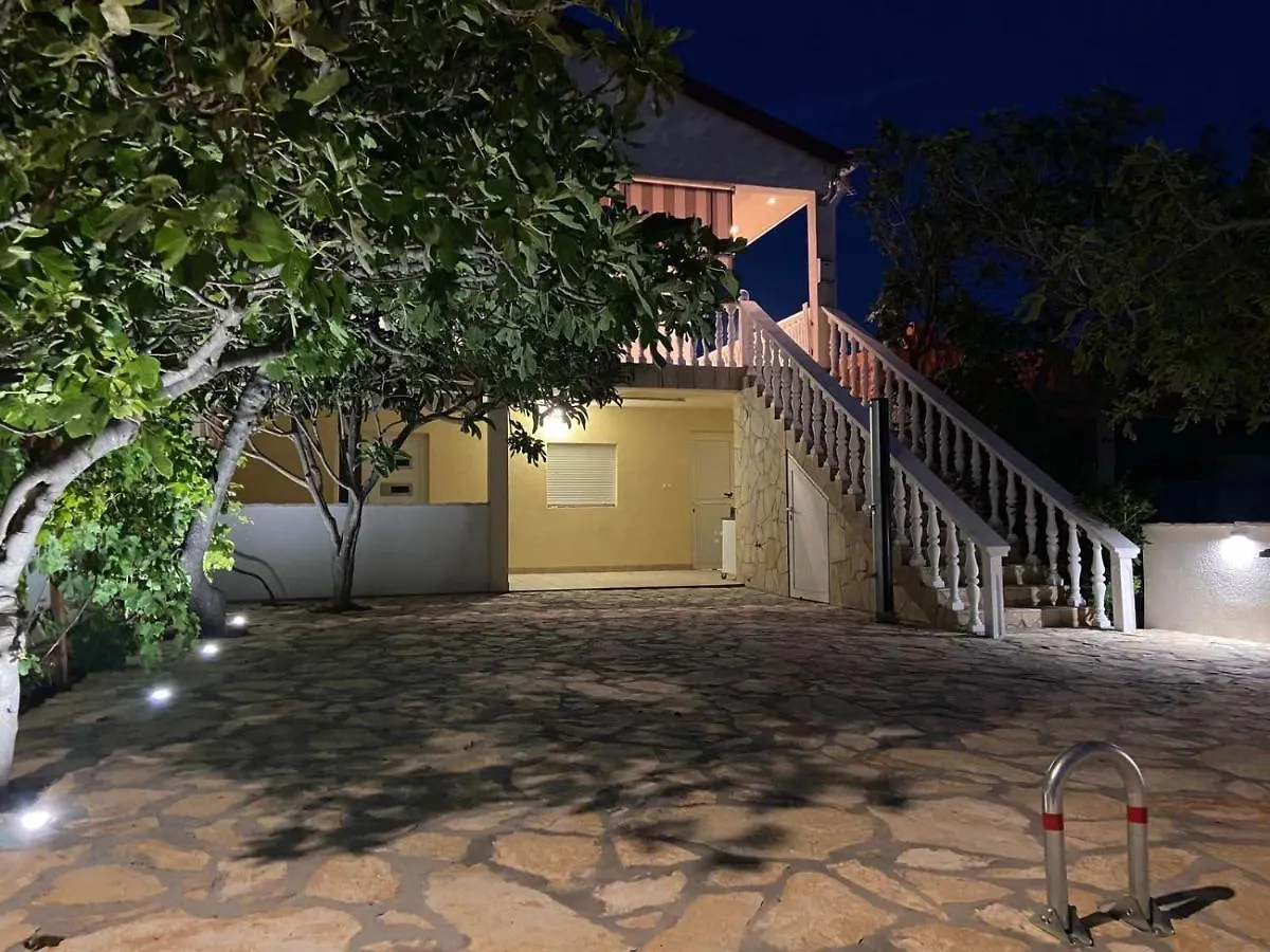 Apartments Mateo Vir